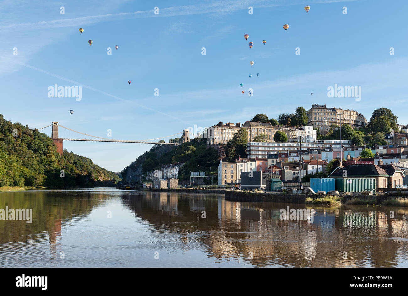 Luftballons Drift über die Clifton Suspension Bridge Während des Bristol Balloon Fiesta, 2018 Stockfoto