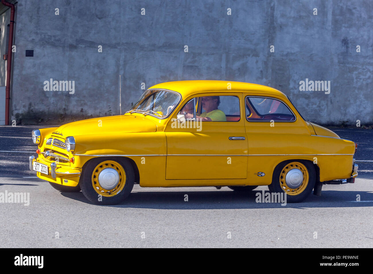 Gelbes Auto Skoda Octavia, Oldtimer-Veteranenauto, Tschechische Republik Tschechoslowakei 1960er Jahre Oldtimer Skoda Auto Stockfoto