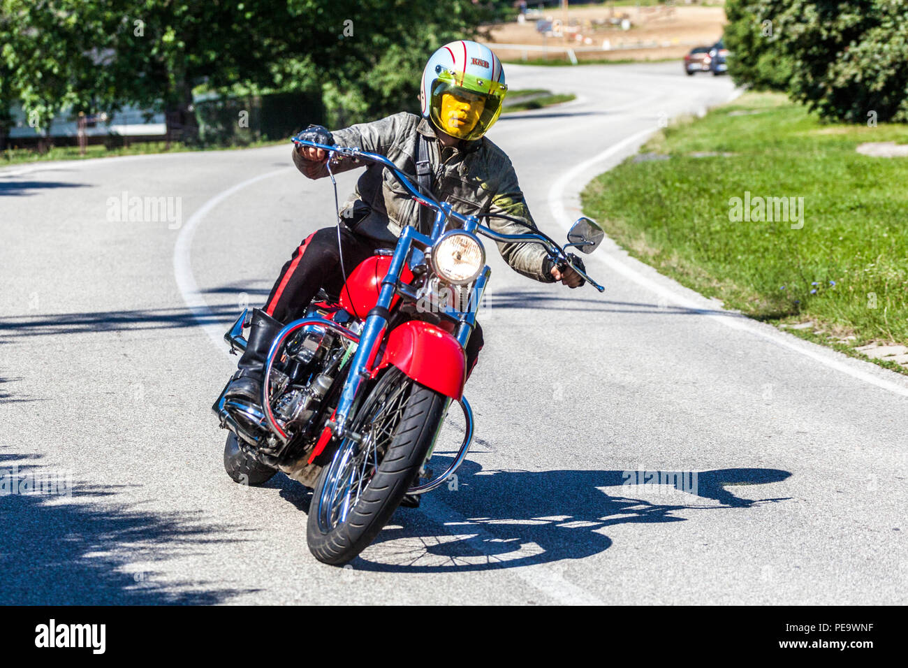 Ein Mann auf einem Motorrad passiert eine Kurve, allein der Motorradfahrer der Tschechischen Republik Europa, der Junge Mann fährt auf einer Landstraße Stockfoto