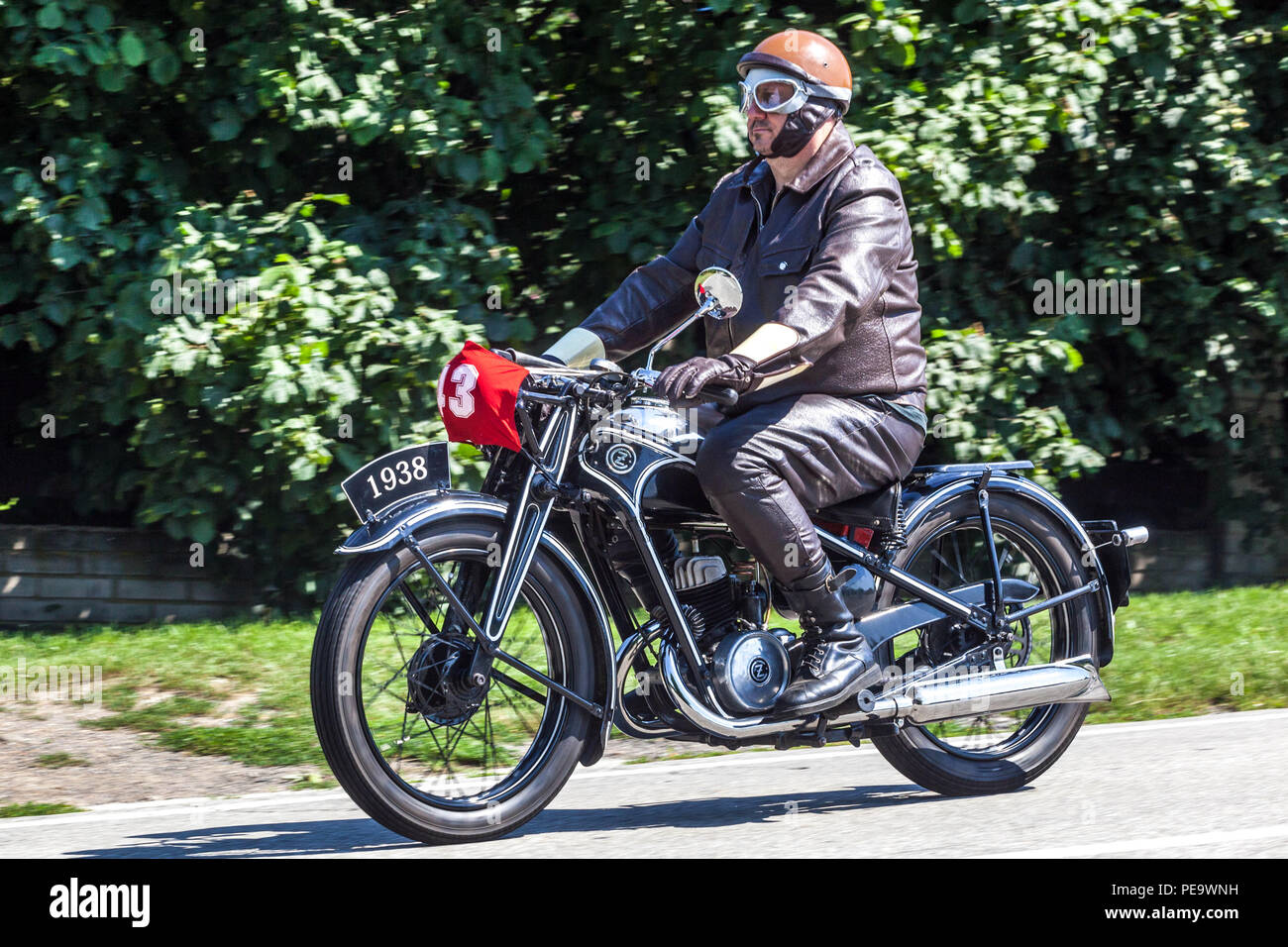 Ein Mann in einem historischen Kostümen auf einem Motorrad, CZ 150, 1938, Tschechische Republik Stockfoto