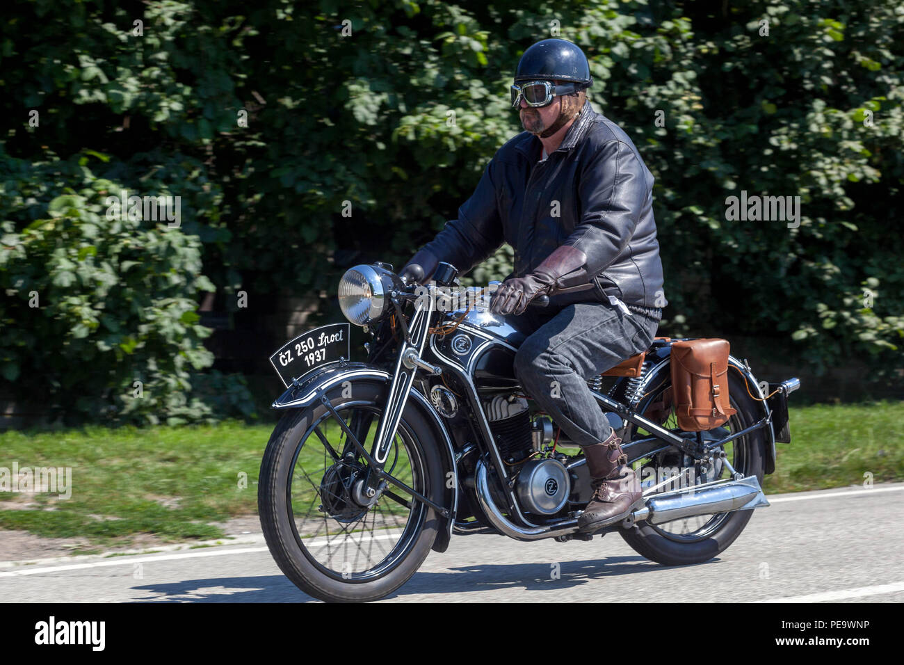 Ein Mann in einem historischen Kostümen auf einem Motorrad, CZ 250 Sport, 1937, Tschechische Republik Stockfoto