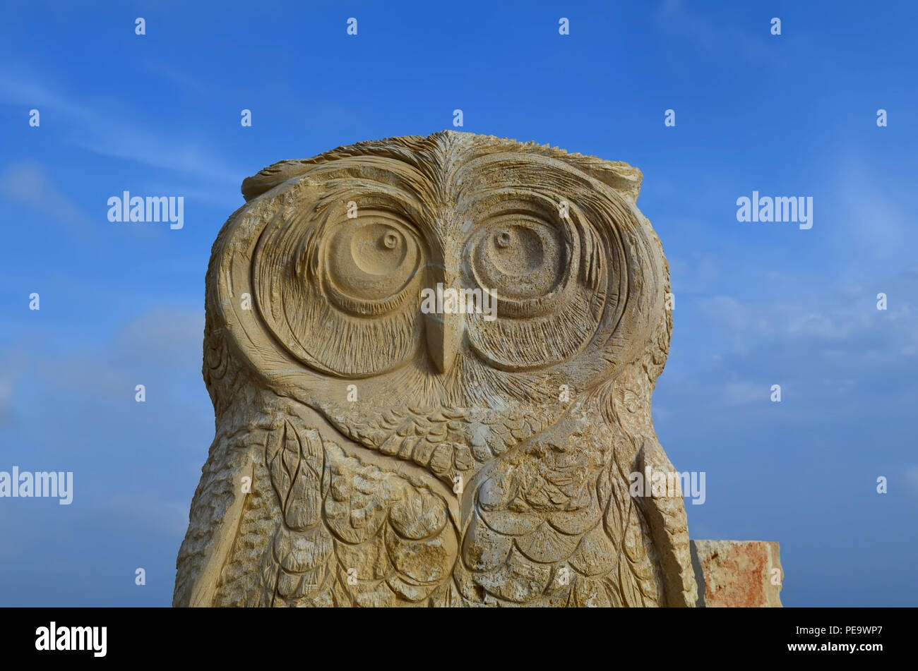 AYA - Napa, Zypern - 22. MAI 2015. Stein Skulptur einer Eule in einem internationalen Skulpturenpark in Ayia Napa, Zypern. Stockfoto