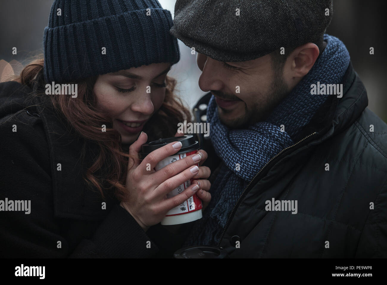Liebespaar, Kaffee trinken, Draußen, städtischen Twilight Time Stockfoto