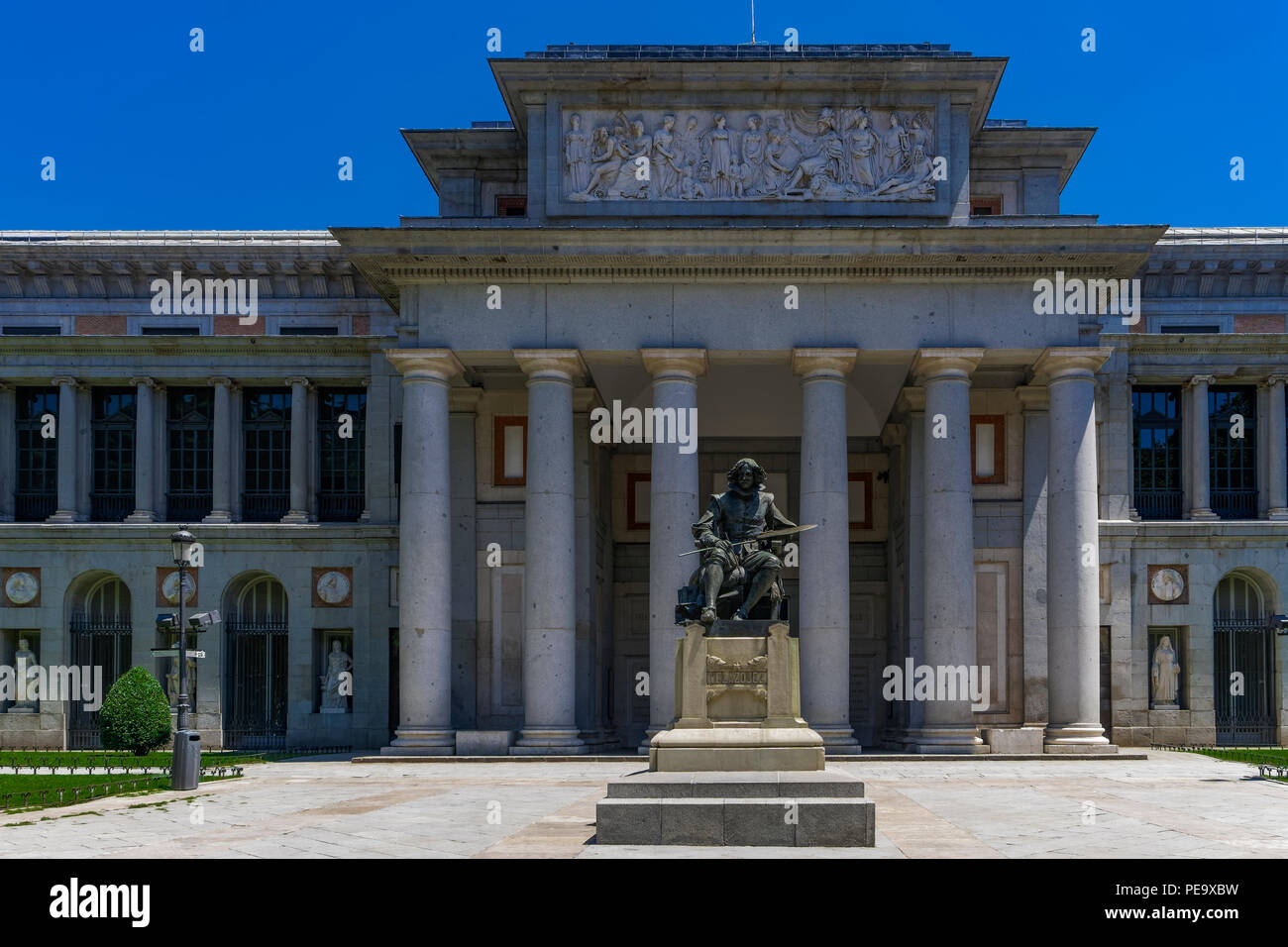 Madrid, Spanien, Statue von Diego Velazquez außerhalb des Prado Museum. Bronzestatue von aniceto Marinas in 1899, Velazquez posing geformt. Stockfoto
