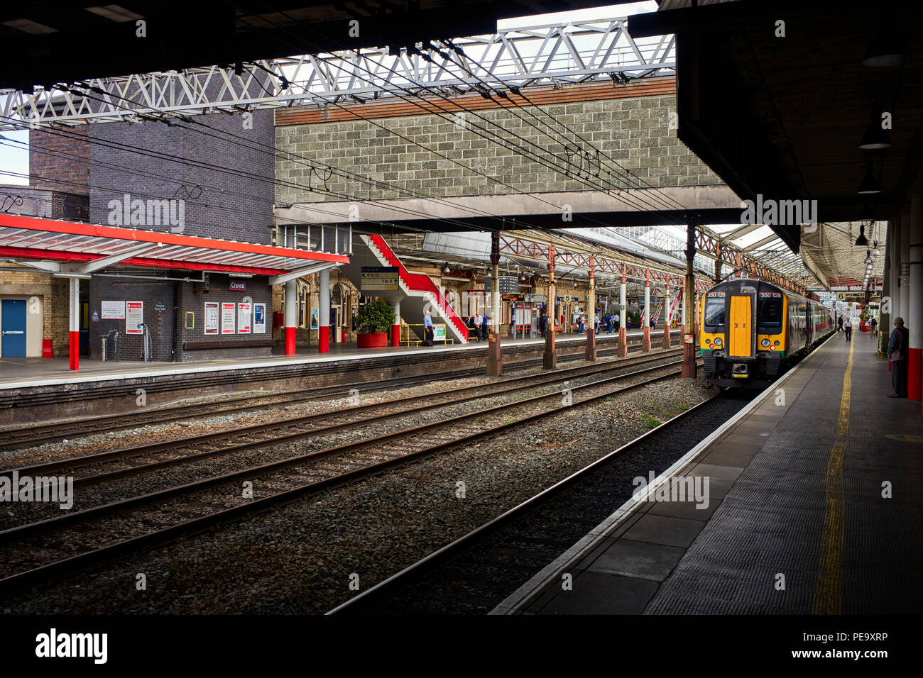 Crewe Station gesehen von der Plattform 6 Stockfoto