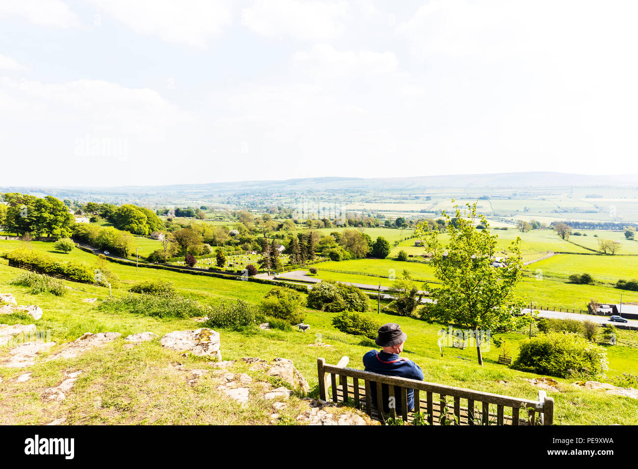 Einsamkeit, Mann, Mann auf der Bank, Mann an der Yorkshire Dales, Mann auf Leyburn Schal, Schal Yorkshire Dales Leyburn Großbritannien suchen, allein, Verlust, Erinnerungen, Stockfoto
