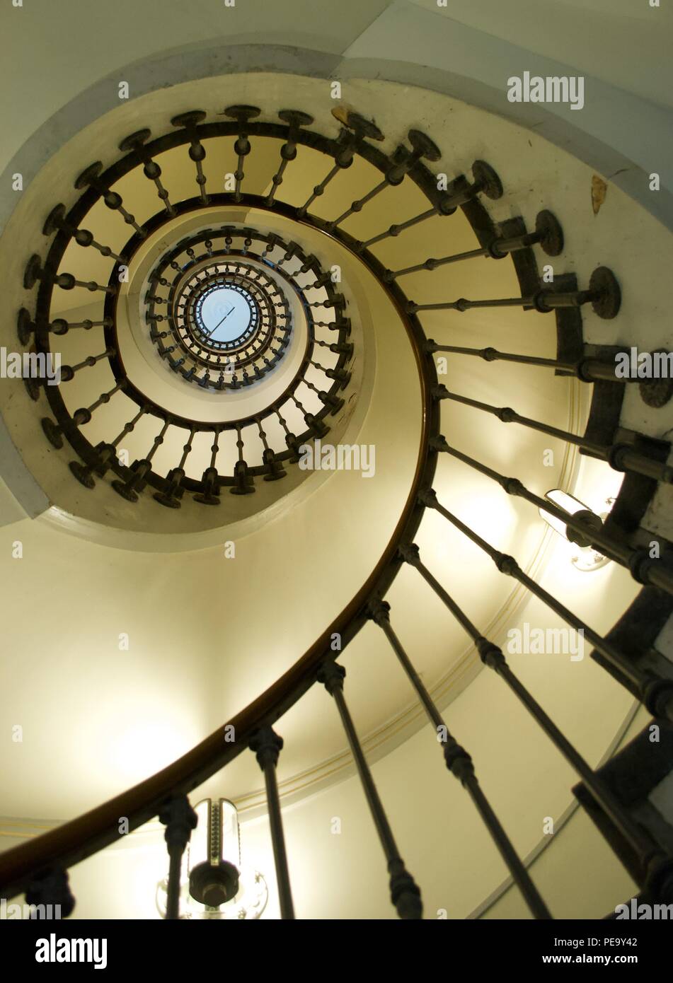 Schnecke Treppe mit schwarzen Schiene Stockfoto