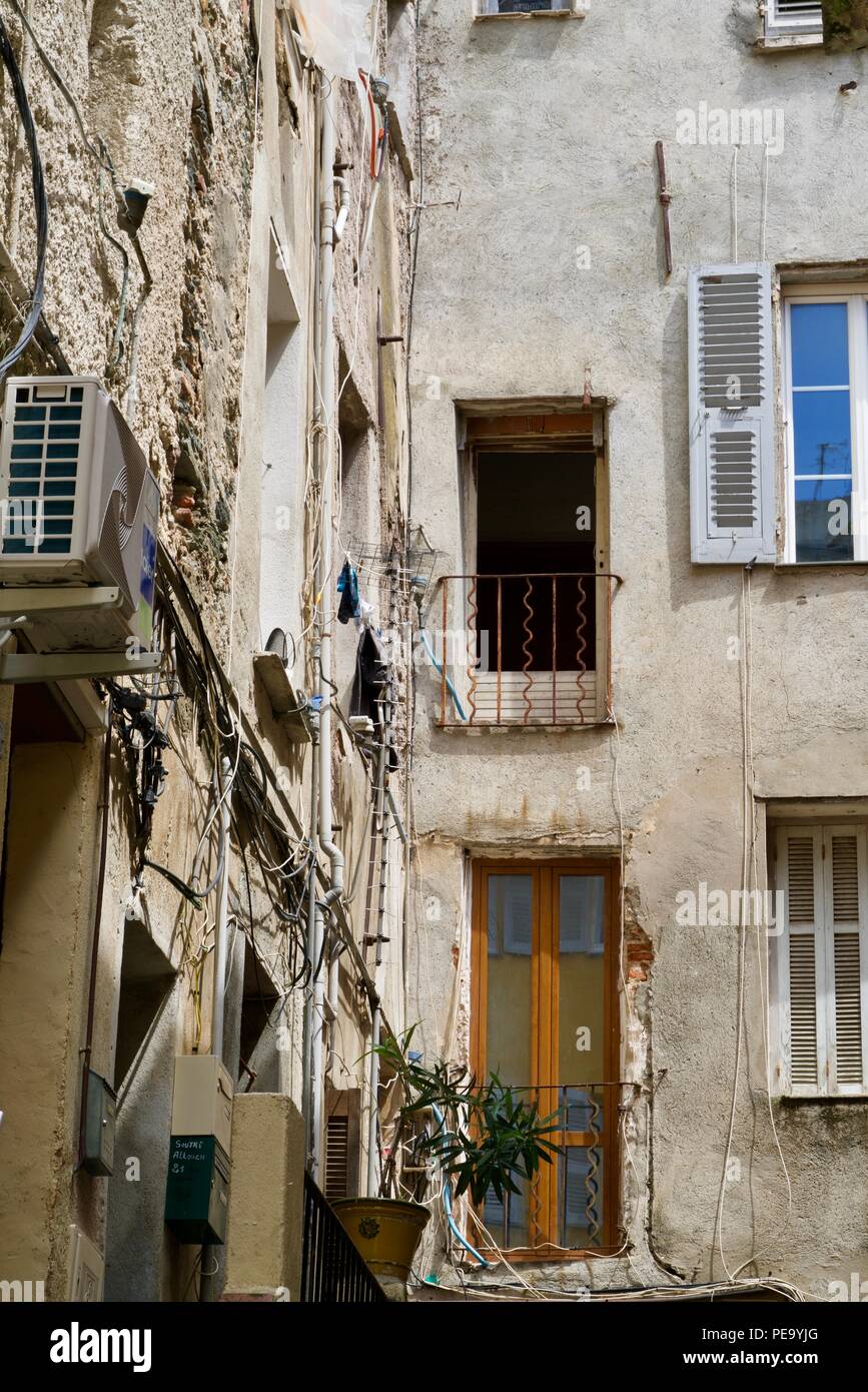 Detailansicht der Ecke eines alten morbid Haus Stockfoto