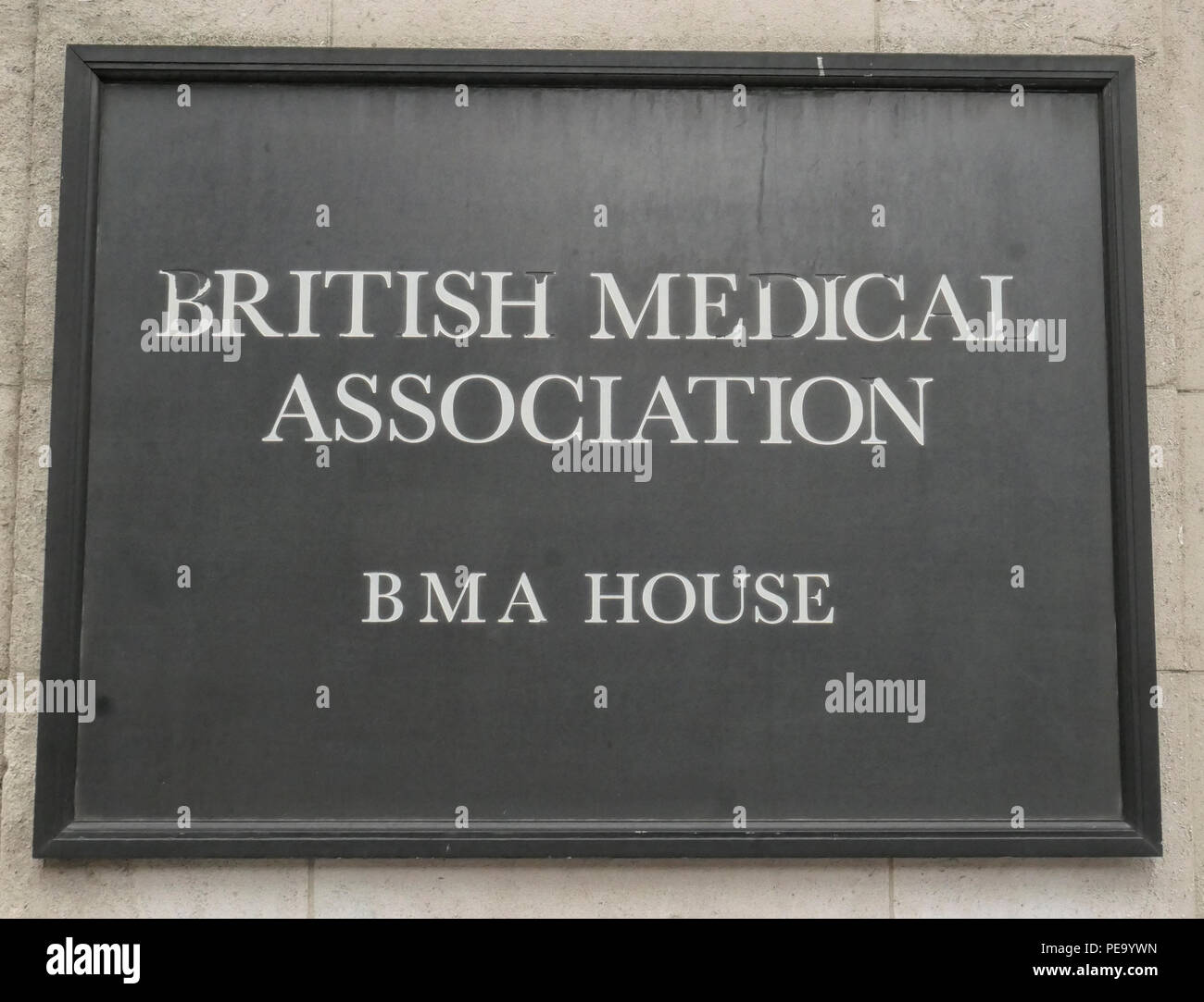 British Medical Association House Hinweisschild in Tavistock Square London mit abgenutzten Beschriftung Stockfoto