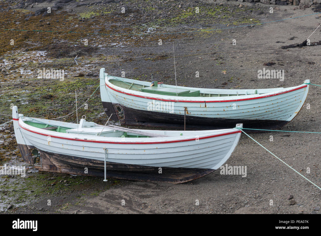 Zwei Ruderboote am Ufer. Abgebunden. Stockfoto