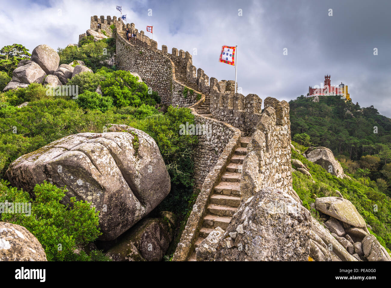 Sintra, Portugal auf der Burg der Mauren Wand mit Pena Nationalpalast in der Ferne. Stockfoto