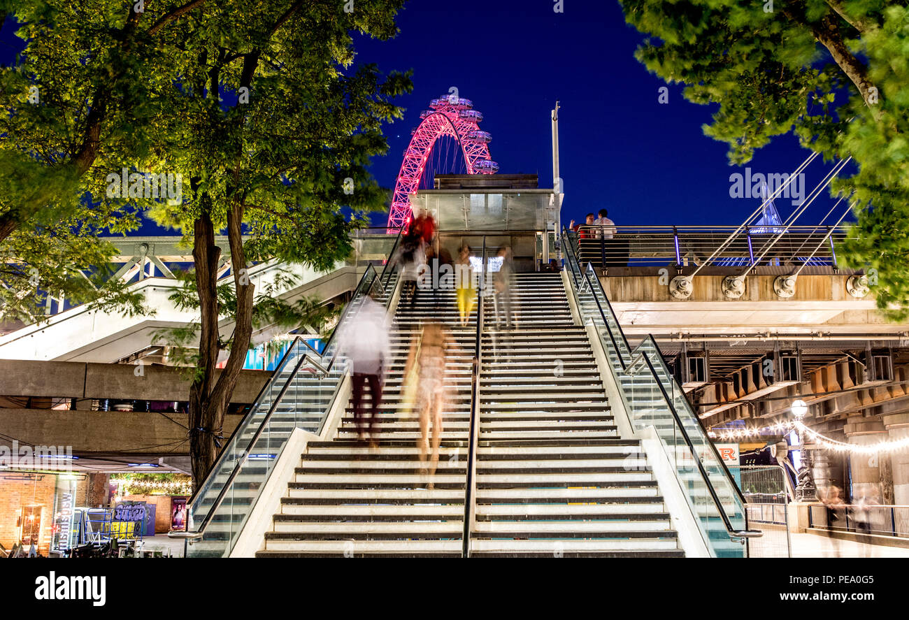 Touristen zu Fuß bis Schritte auf Hungerford Bridge London UK Stockfoto