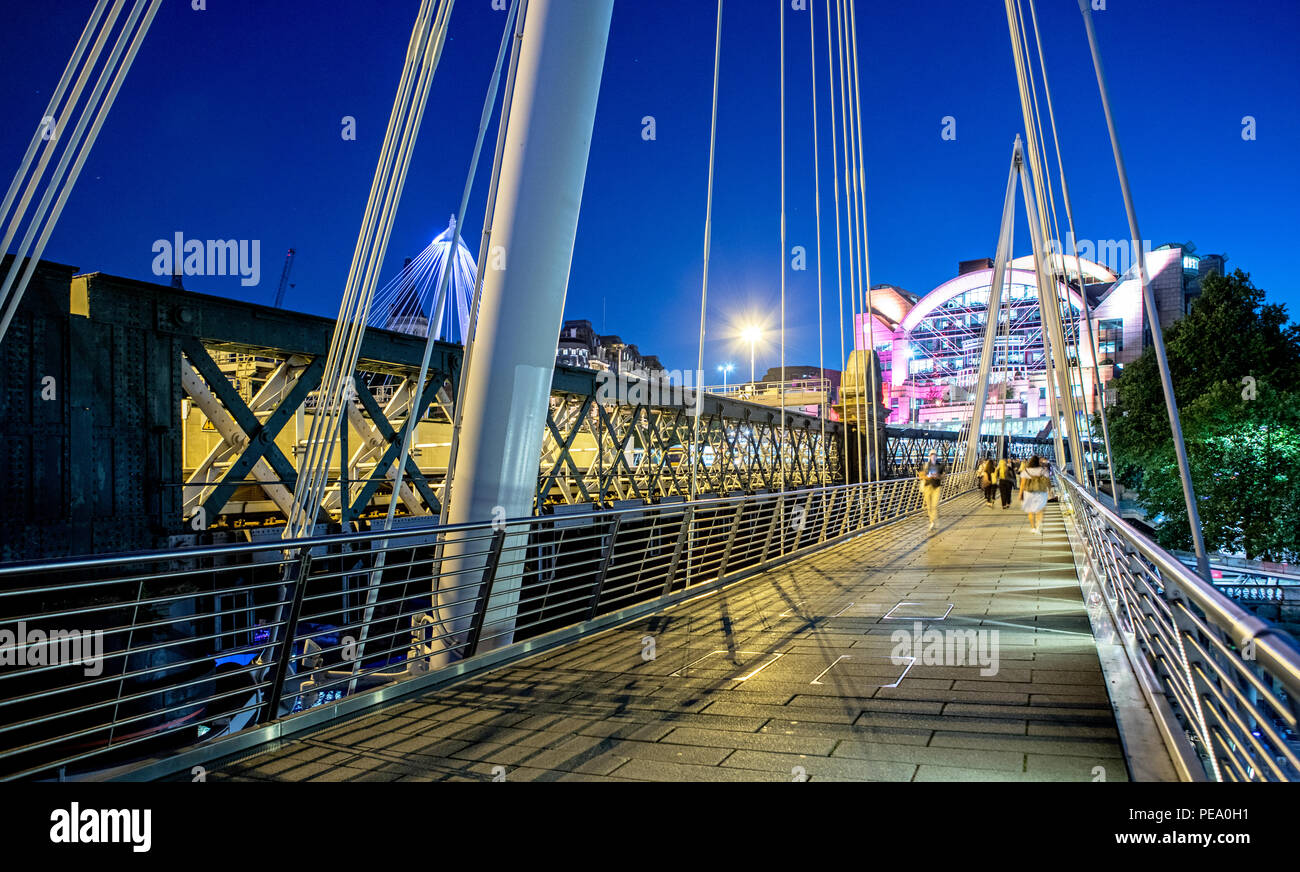 Menschen auf Hungerford Bridge bei Nacht London UK Stockfoto