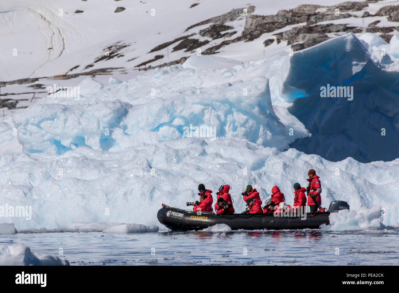 Tour Gruppe in einem Schlauchboot vor der Küste der Antarktis Stockfoto