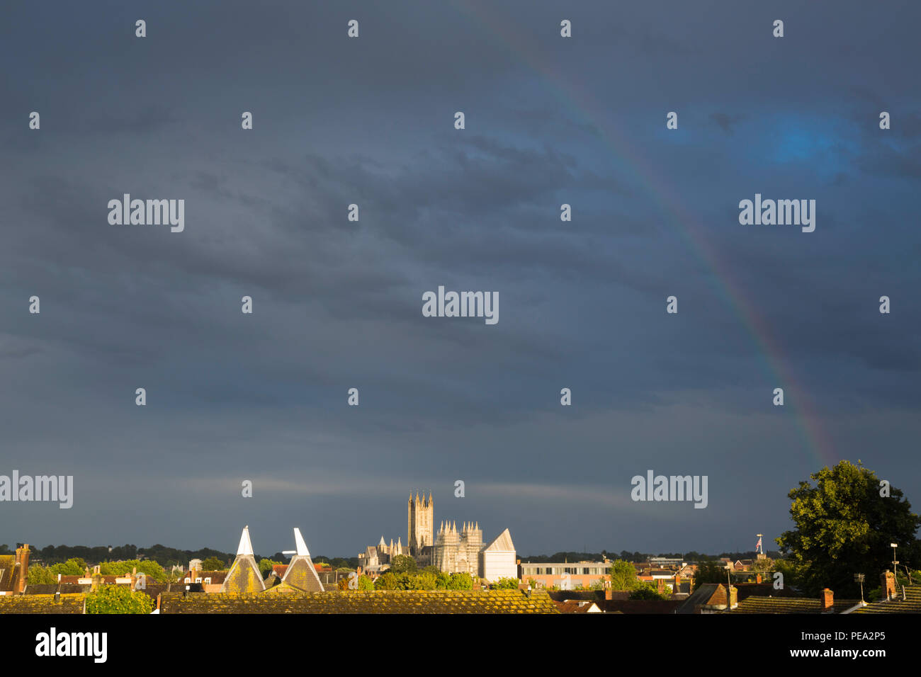 Regenbogen über die Kathedrale von Canterbury, Canterbury, Kent, Großbritannien. Stockfoto