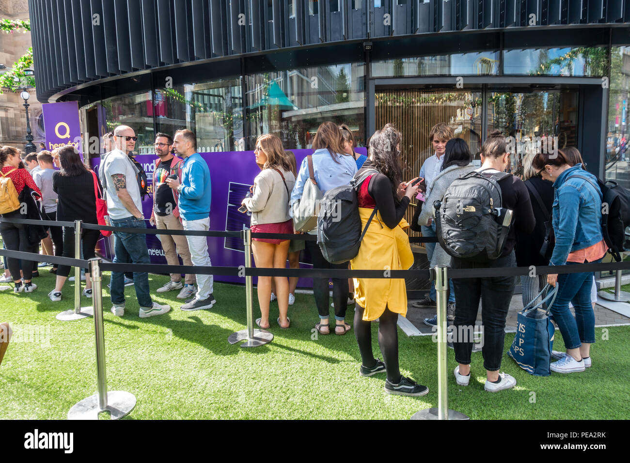 Besucher in Edinburgh Festival Fringe Queuing für Tickets an der Underbelly Box Office in Bristo Square im Zentrum der Stadt. Stockfoto