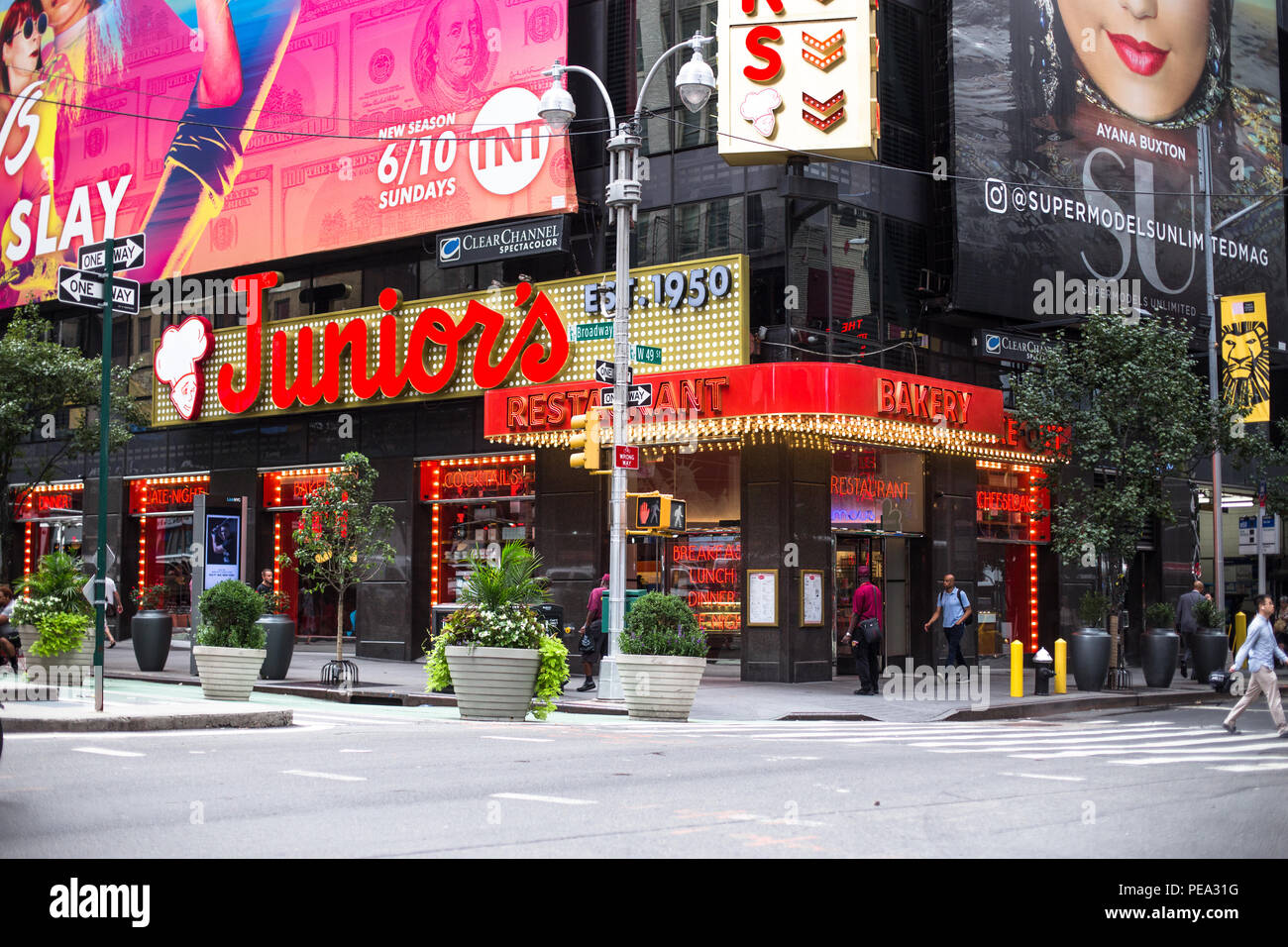 New York City 26 Juli 2018 Blick Auf Times Square In Manhattan Mit Dem Beruhmten Junior Restaurant An Der Ecke Und Die Menschen Im Blick Stockfotografie Alamy