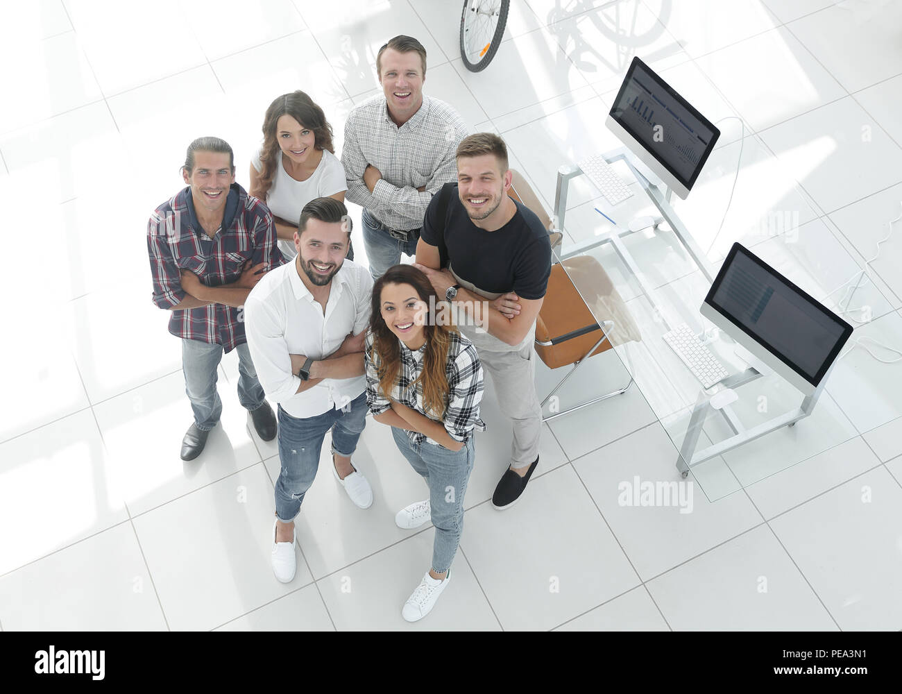 Gruppe der kreativen Profis stehen im Büro Stockfoto