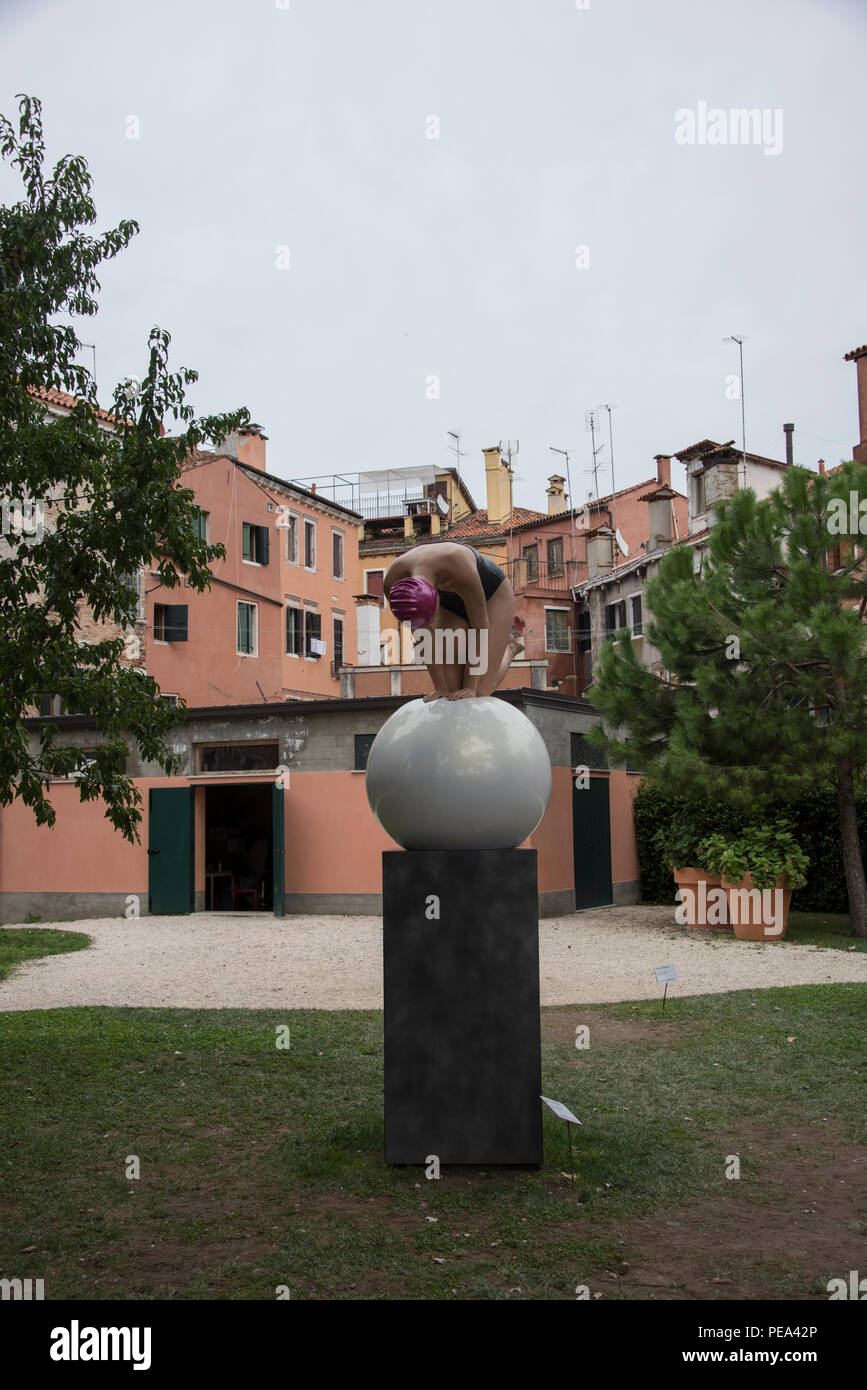 Das Überleben von Serena, einem Hyperrealistischen Skulptur von Carole eine Feuerman auf der Biennale von Venedig open air Ausstellung in Venedig 2017 ausgestellt Stockfoto