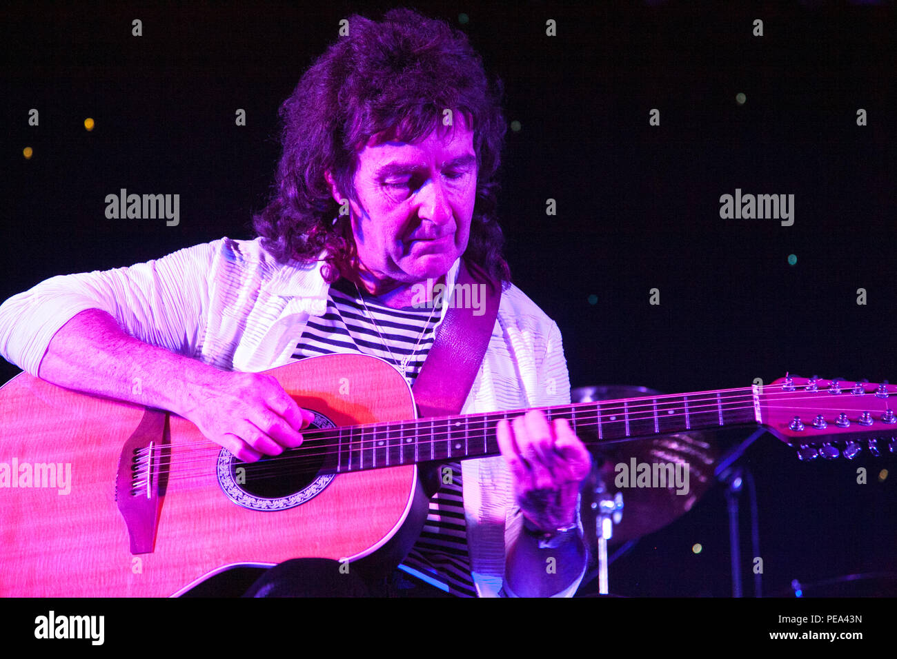 Ein Brian May Imitator spielt auf der Bühne während eines Queen Tribute Nacht durch Quecksilber an Swillington Bergleute Tierschutz Verein spielte in Leeds Stockfoto