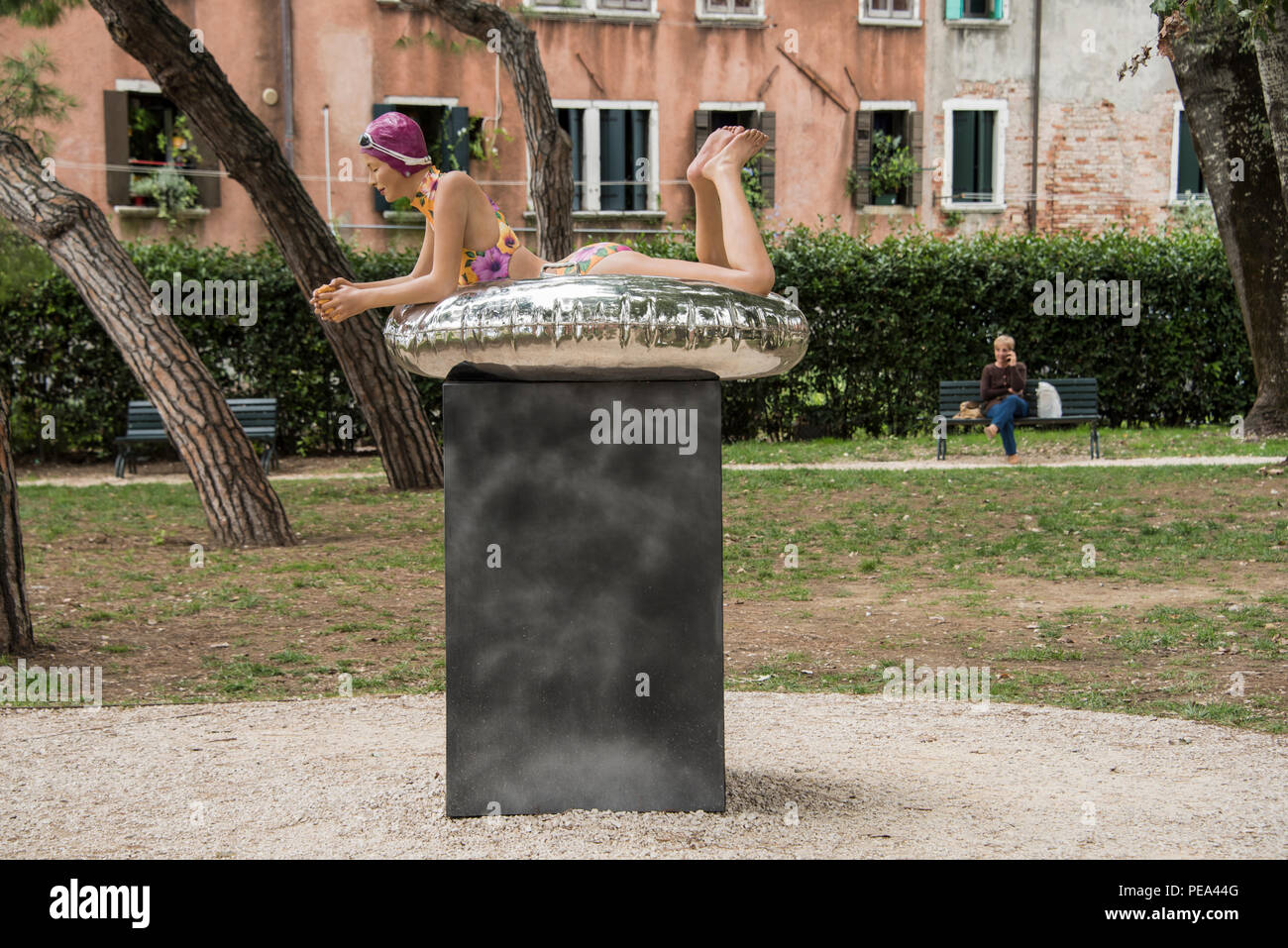 Im nächsten Sommer, einem Hyperrealistischen Skulptur von Carole eine Feuerman auf der Biennale von Venedig open air Ausstellung in Venedig 2017 ausgestellt Stockfoto