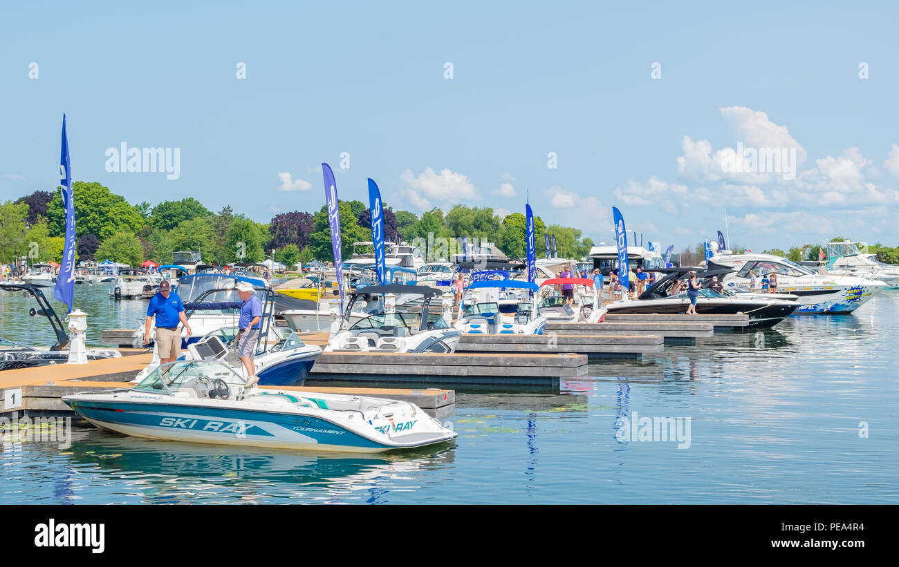 Boots-enthusiasten überprüfen Sie aus der Vielzahl der Boote an der Waterfront Festival und Boat Show in Orillia Ontario. Stockfoto