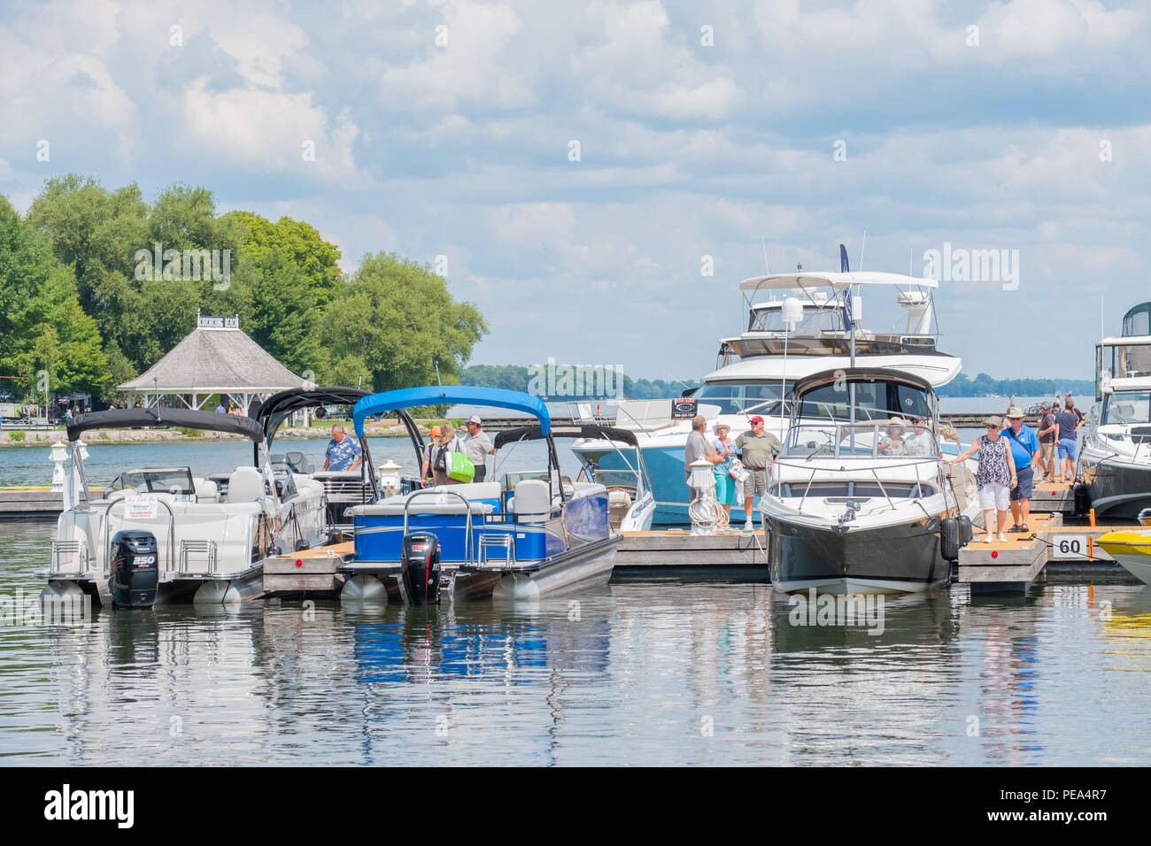 Boots-enthusiasten die breite Palette der Boote auf dem Display und zum Verkauf an die Waterfront Festival und Boat Show in Orillia Ontario. Stockfoto