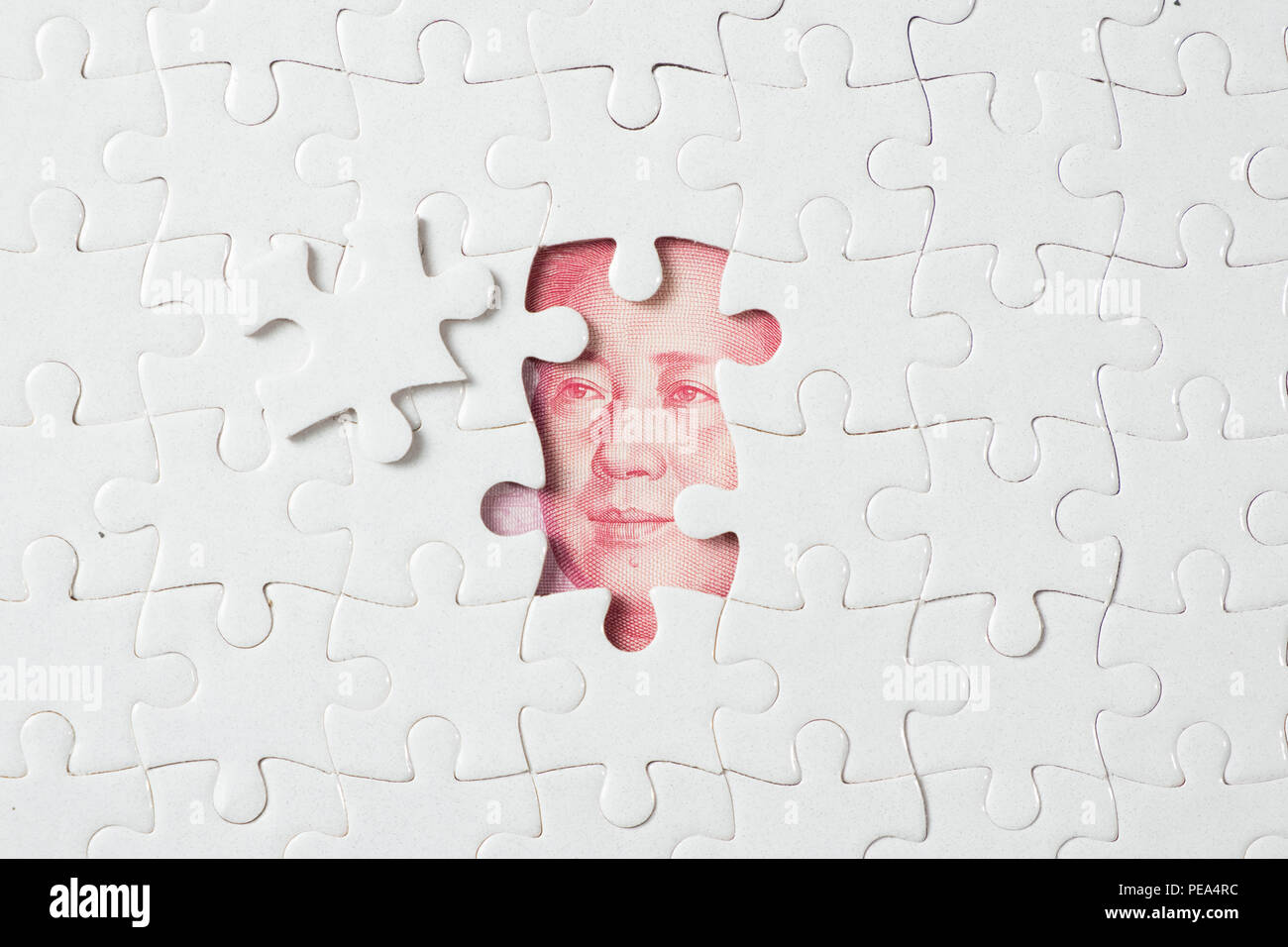 China Yuan Banknote unter Puzzle Stockfoto