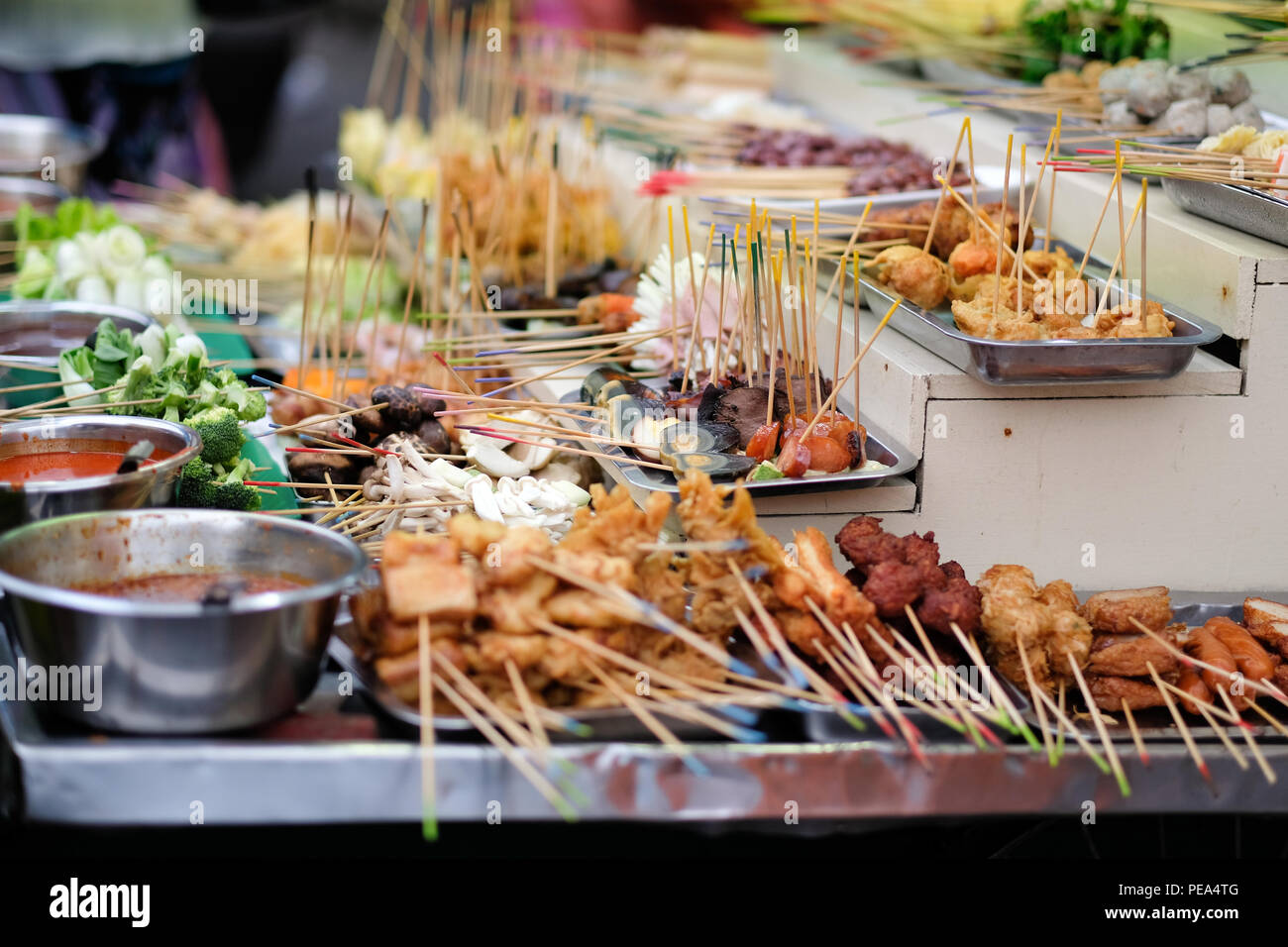 Traditionelle Lok-Lok street Essen aus Asien Stockfoto