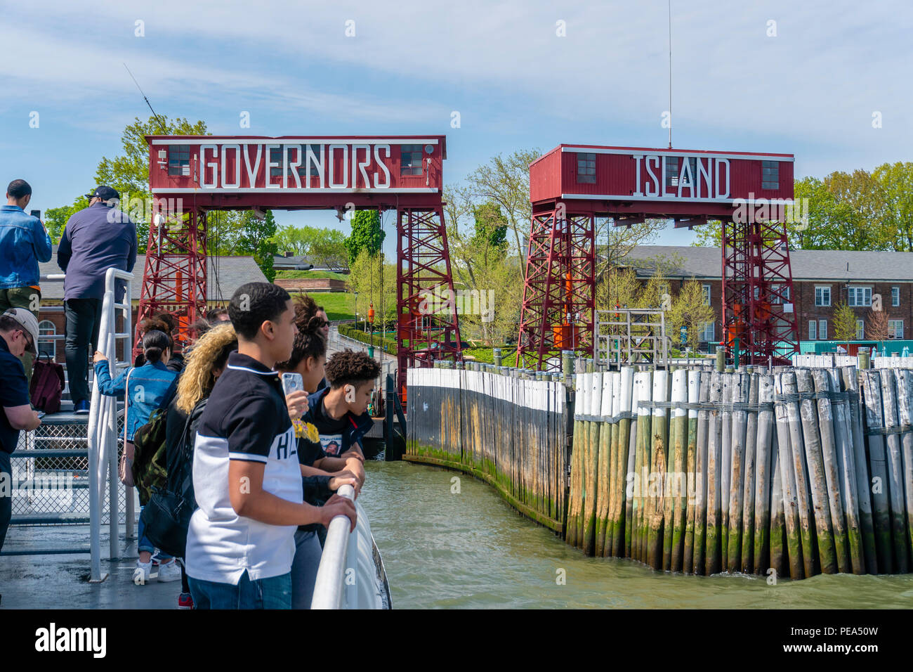 Touristen, die in der Governors Island in New York City Stockfoto
