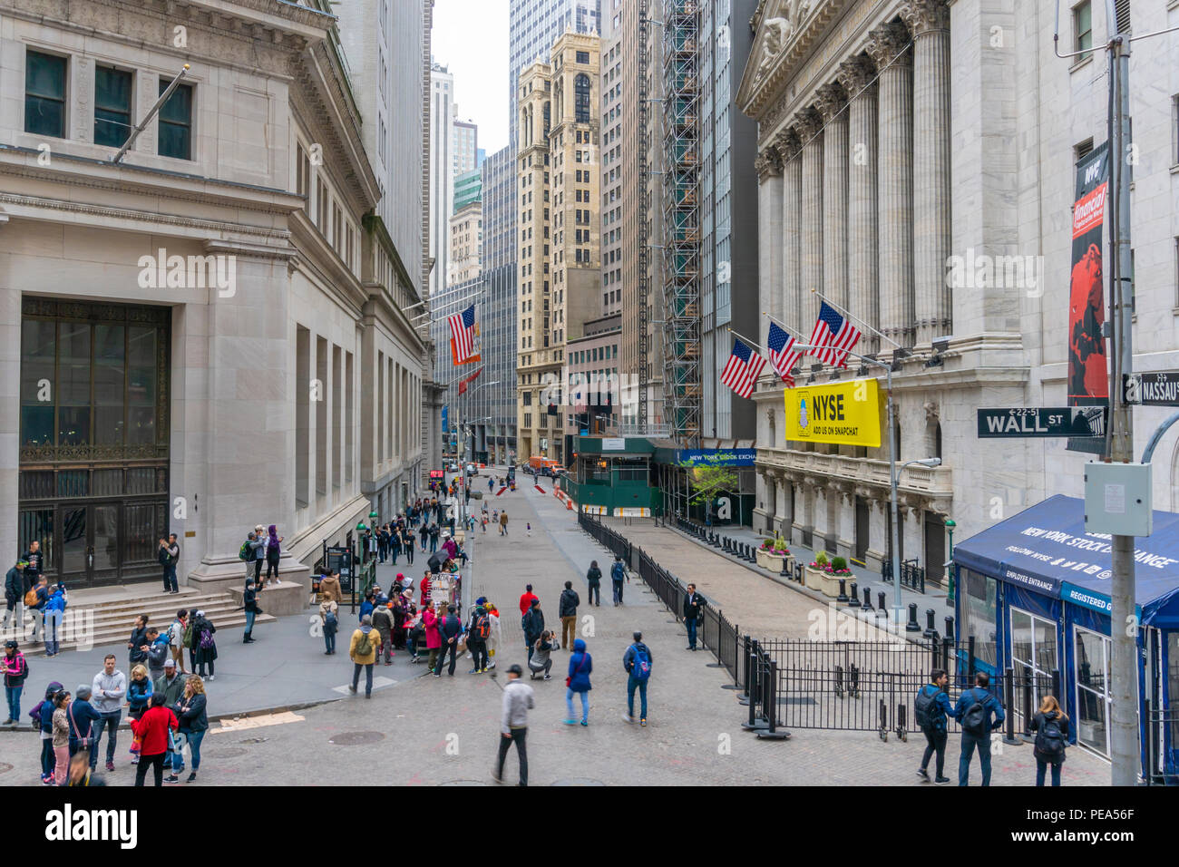 Touristen, die in der New Yorker Börse und der Wall Street in New York City Stockfoto