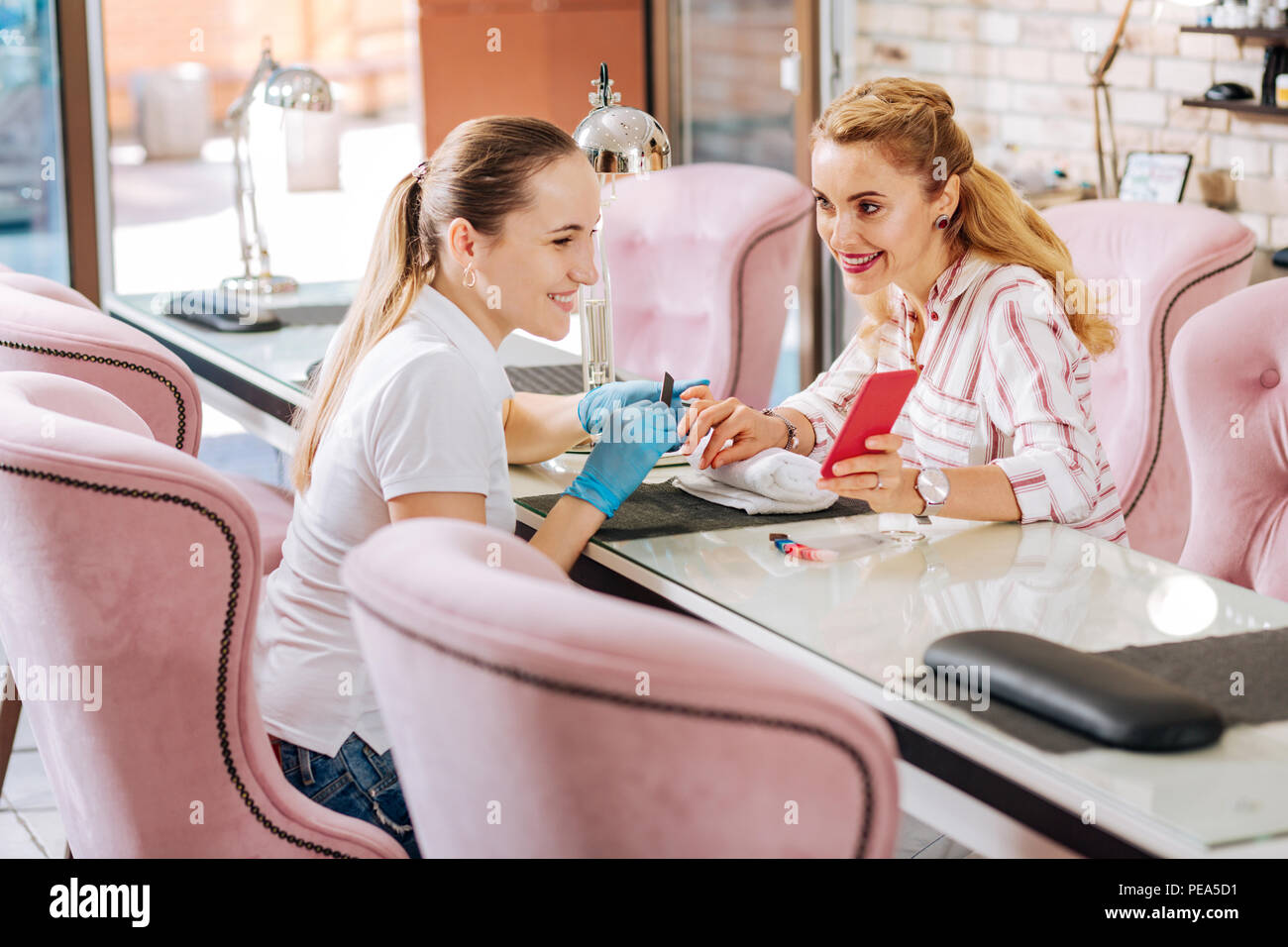 Wunderschöne reife Frau, die Bar zu nageln Stockfoto