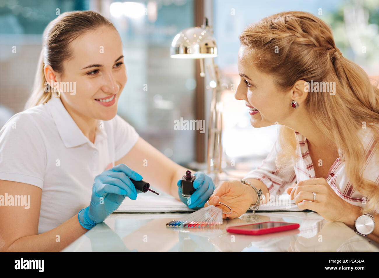 Ruhe reife Frau die Teilnahme an Nagelstudio dieser Zeit Stockfoto
