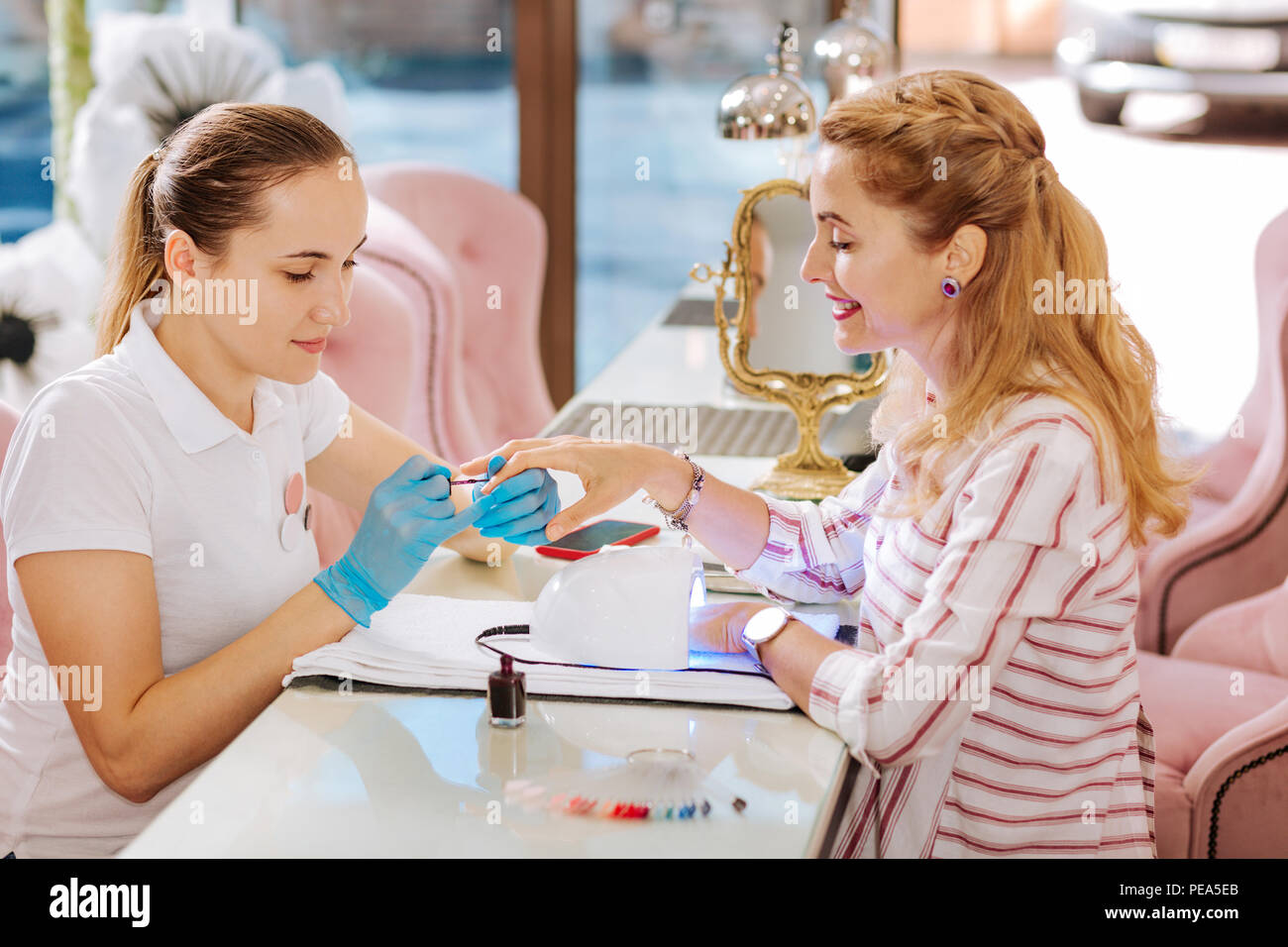 Ruhe reife Frau die Teilnahme an Nagelstudio dieser Zeit Stockfoto