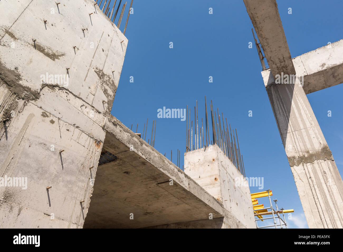 Konkrete Wände und Säulen im Gebäude im Bau, in einer blauen Himmel Hintergrund. Unterseite Stockfoto