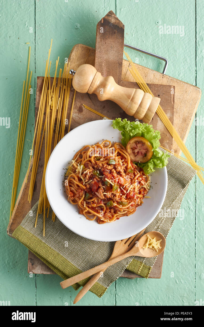 Spaghetti Bolognese auf grüner Hintergrund. Stockfoto