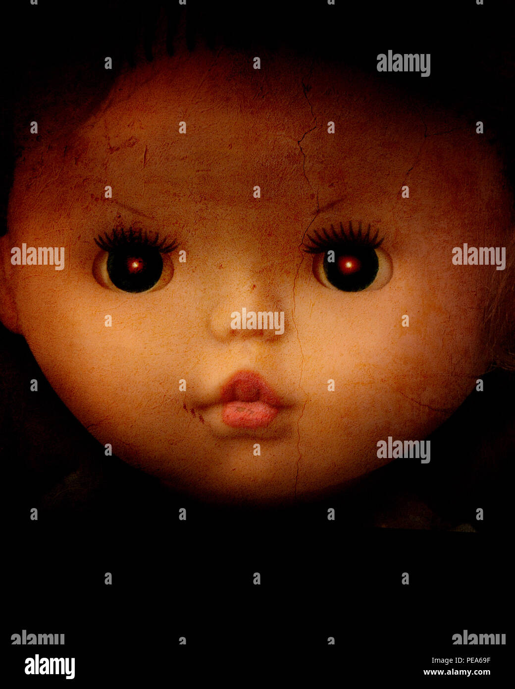 Grunge Hintergrund mit Vintage böse gruselige Puppe Gesicht und Stuck Textur Stockfoto