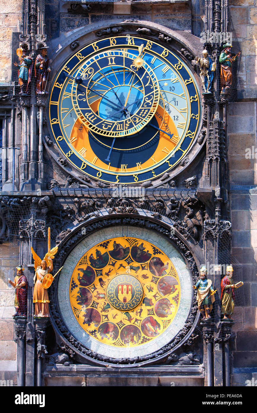 Berühmte astronomische Uhr astronomische Uhr mit Glockenspiel und  Skulpturen in Prag Stockfotografie - Alamy