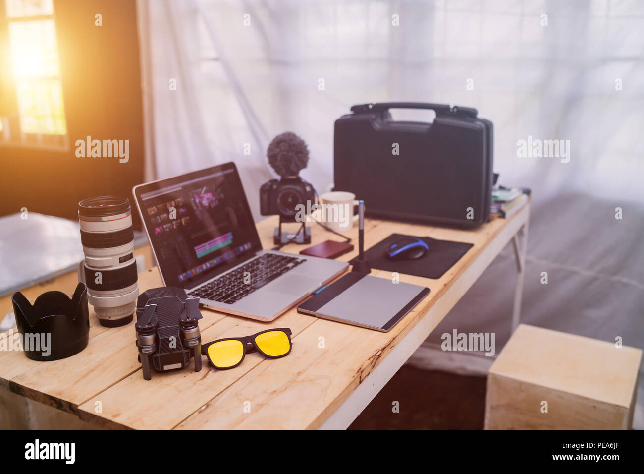 Desktop Arbeiter Fotograf der Laptop Kamera und drone Gang für Editor Mann oder freiberuflichen Vlogger Stockfoto