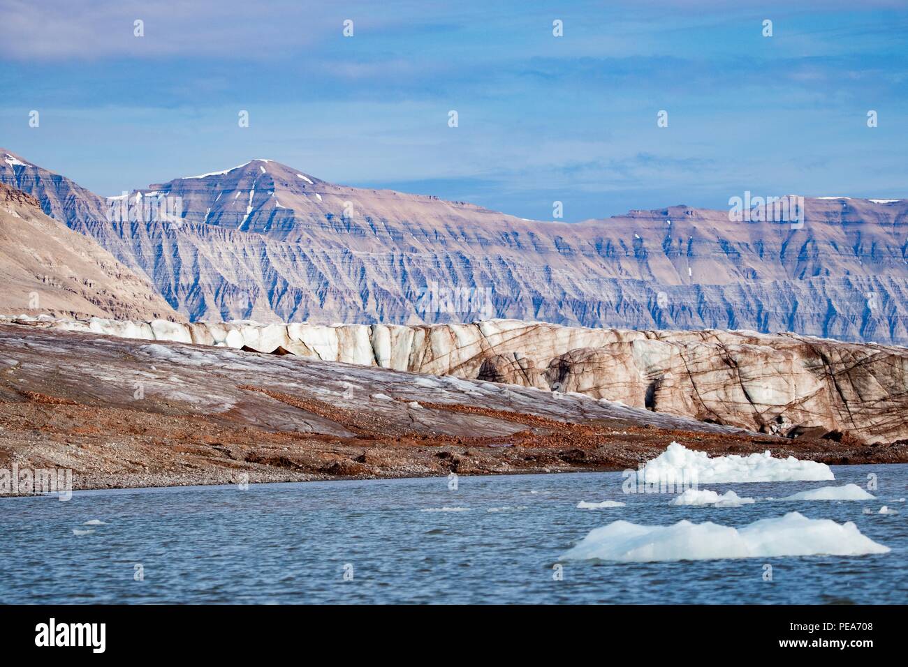 Schöne Aussicht auf die Insel um Alkhornet in Svalbard Stockfoto