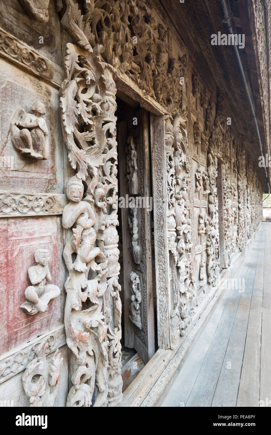 Teakholz geschnitzte Kloster Shwenandaw Kyaung, Mandalay, Myanmar Stockfoto