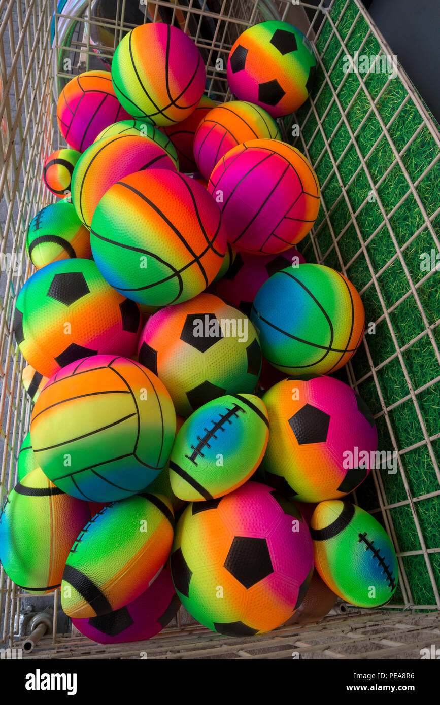 Multi-Colored athletische Kugeln zum Verkauf. Stockfoto