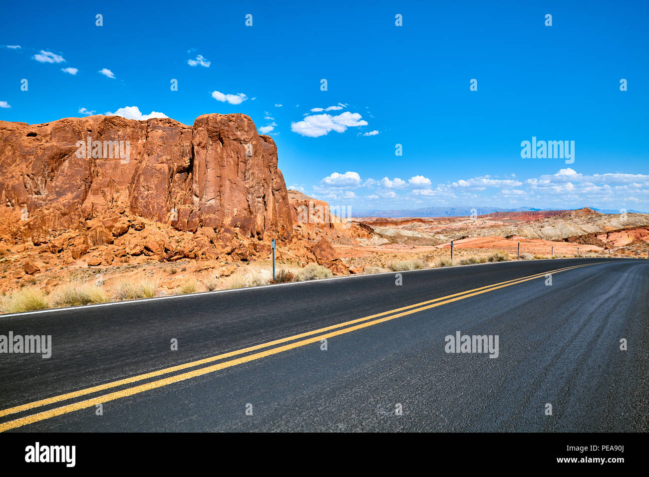 Malerische Straße mit einzigartigen Felsformationen, Travel Concept, Nevada, USA. Stockfoto
