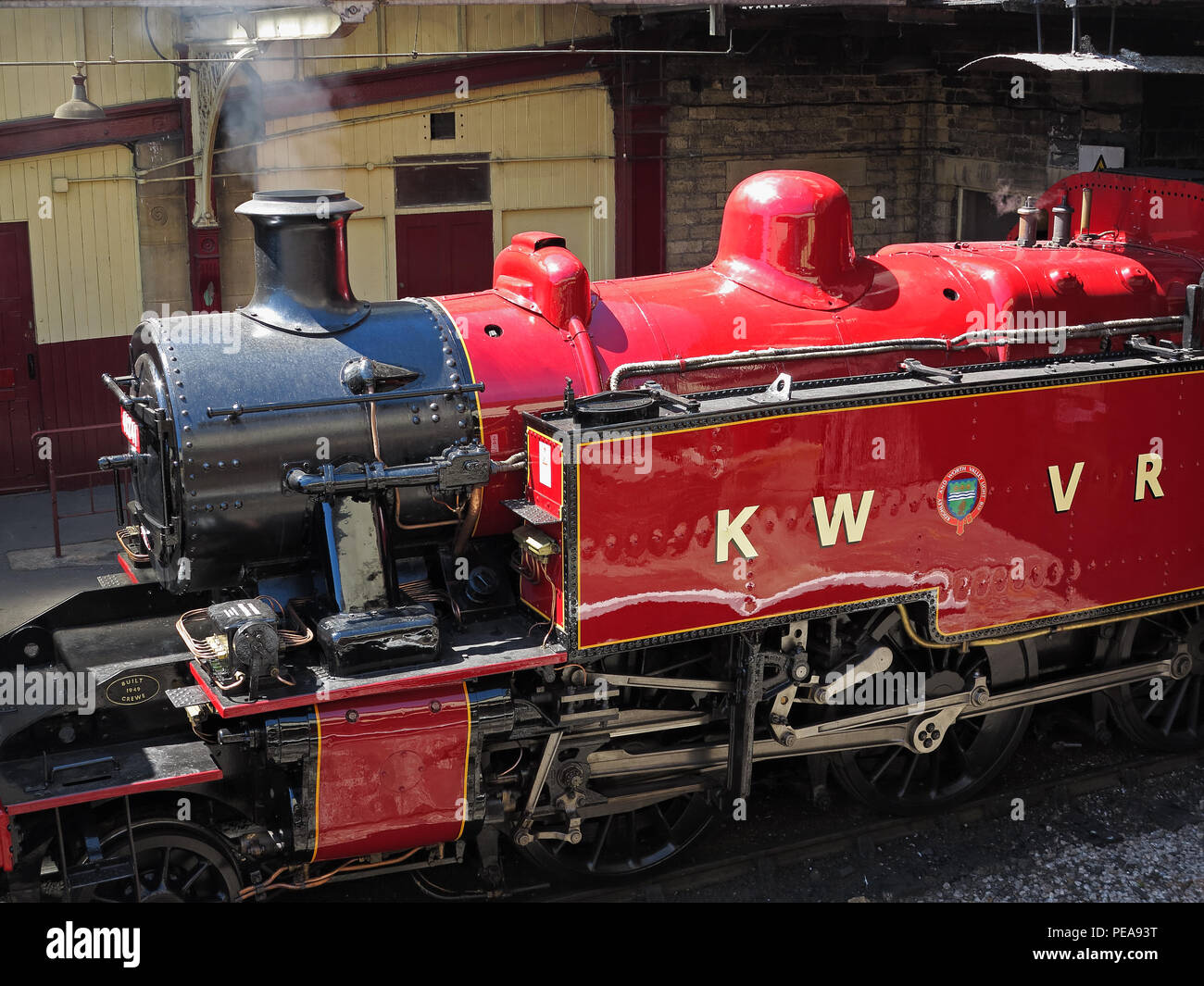 Eine rote Dampfmaschine in Keighley Station auf der Linie KWVR Stockfoto