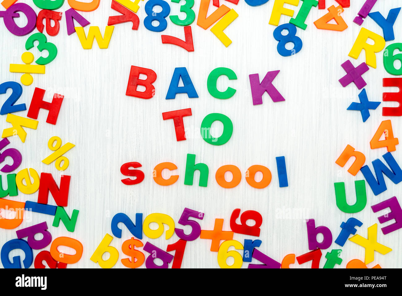 Satz zurück in bunten Kunststoff Briefe an Schule Stockfoto