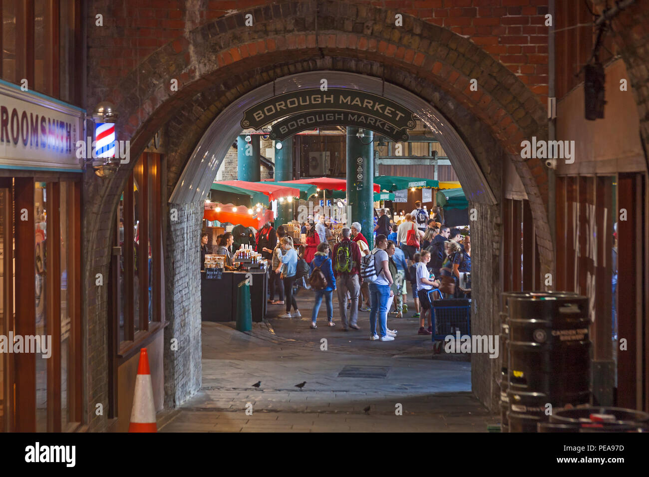 London, die Southwark Borough High Street Eingang zum Borough Market Stockfoto