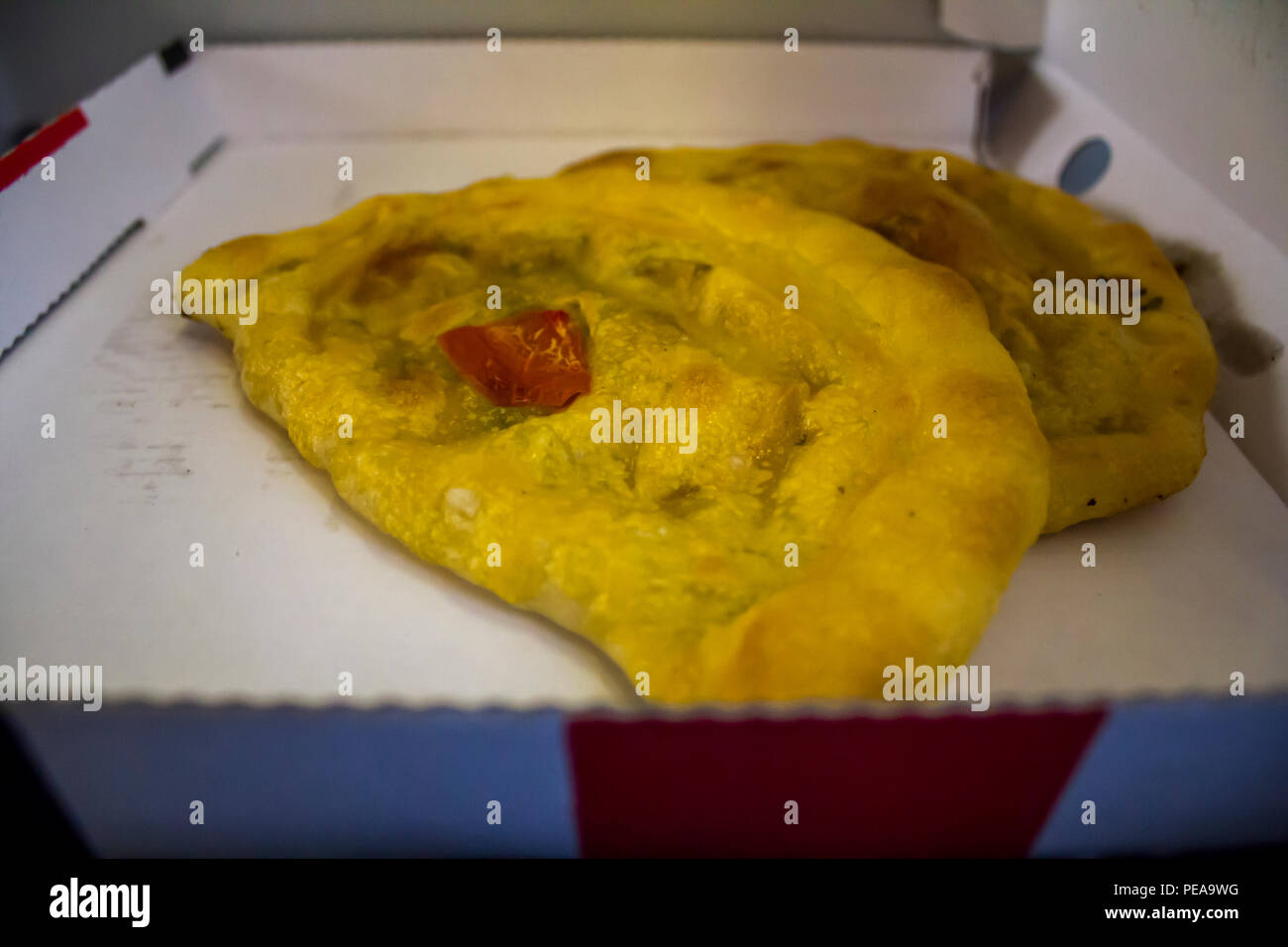 Zwei italienische Calzones auf Box Stockfoto