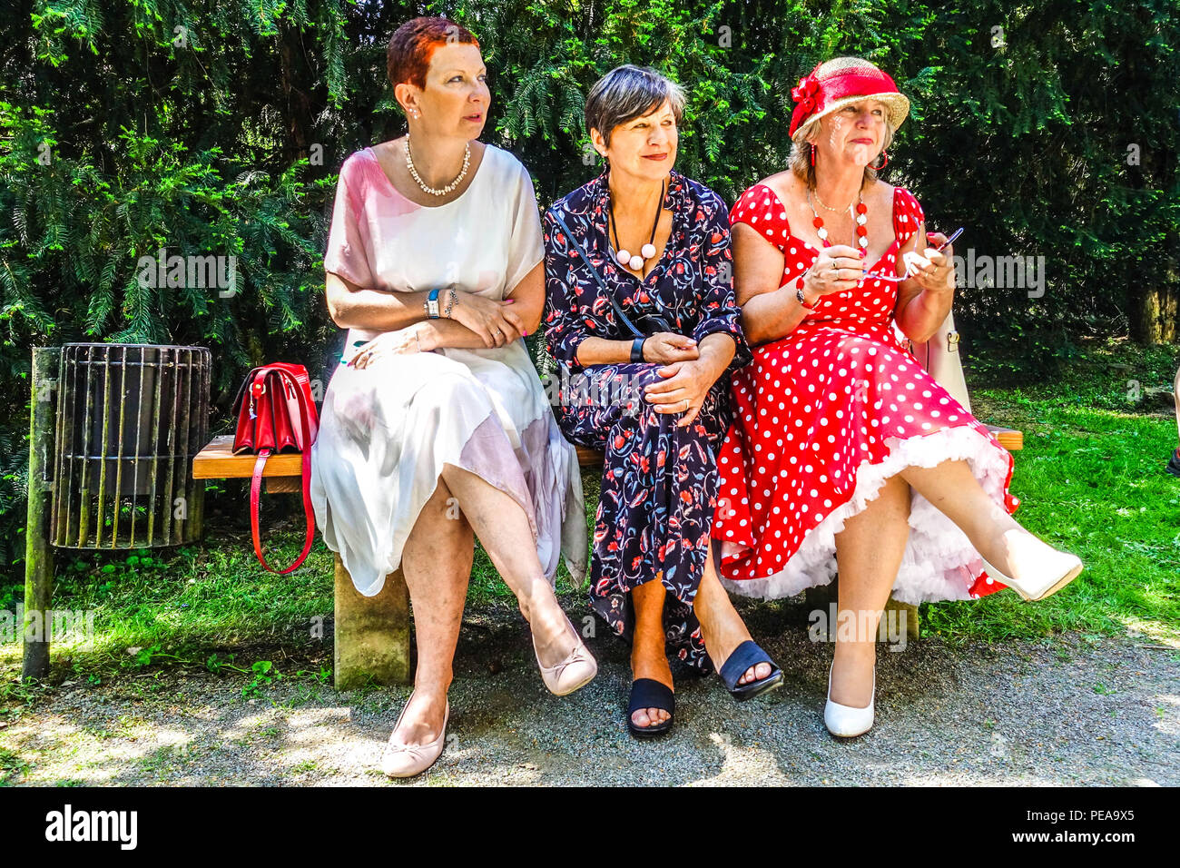 Ältere Bank-Leute, drei ältere Frauen in Sommerkleider, sitzen auf einer Bank in einem Park, Tschechische Republik ältere Bank Damen Generation Stockfoto