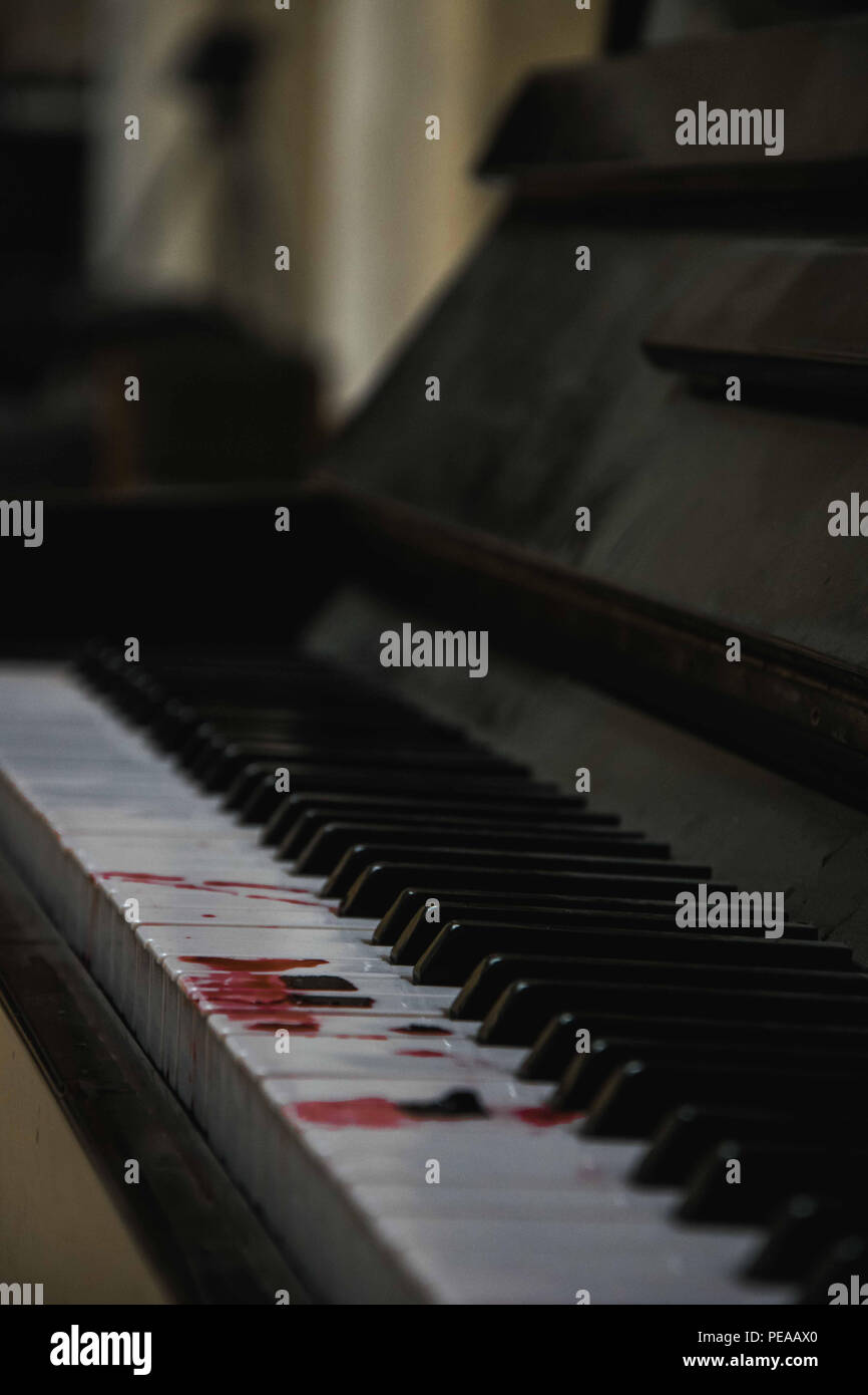 Ein Klavier mit roten Markierungen auf den Tasten. Stockfoto
