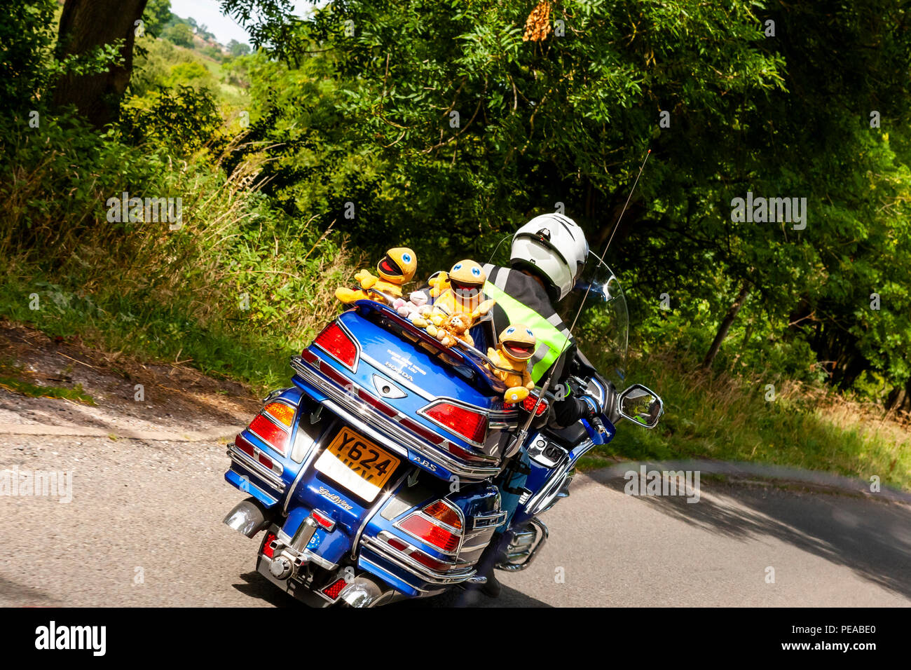 Honda Goldwing Motorräder und Fahrer auf der Straße in der Derbyshire Peak District. Stockfoto